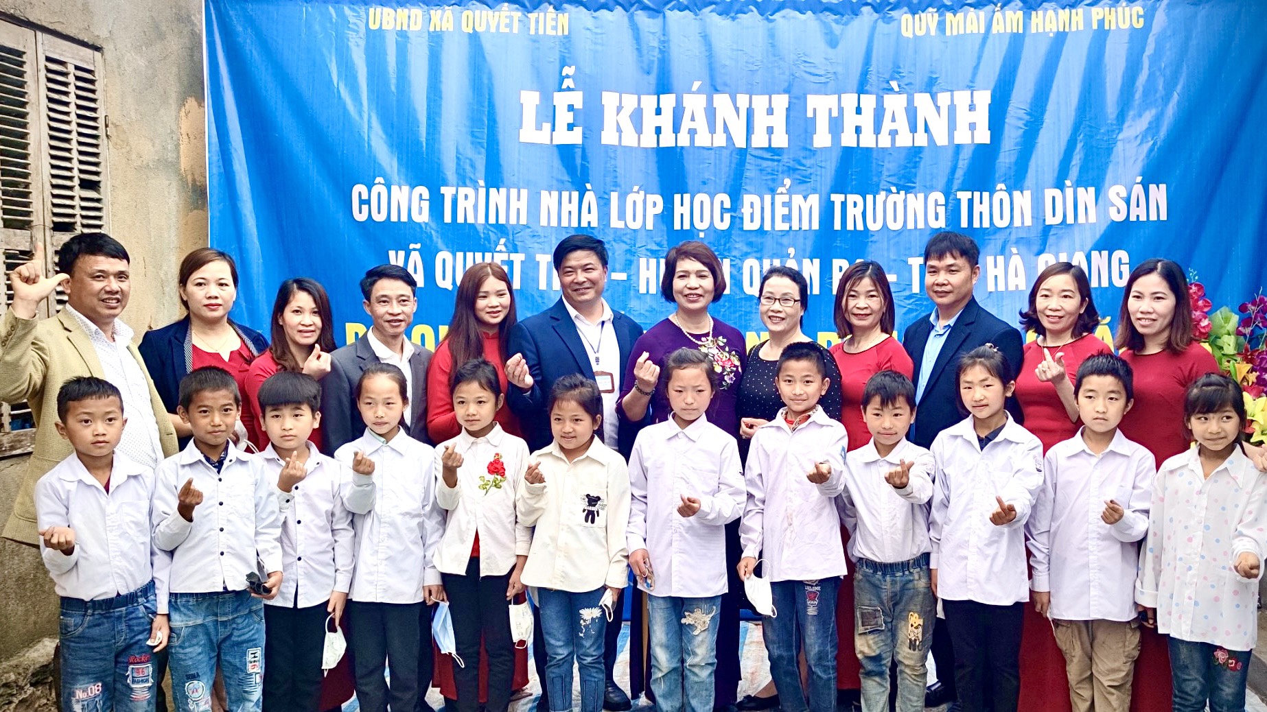 Bà Nguyễn Thị Tố Quyên cùng cán bộ, giáo viên và các em học sinh chụp hình lưu niệm ngày khánh thành điểm trường mới