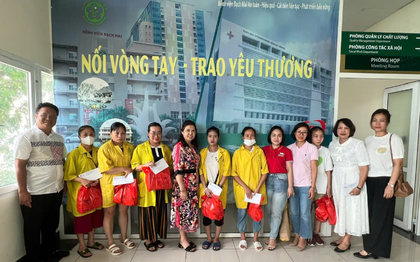 TRAO QUÀ CÁC BỆNH NHI TẠI BỆNH VIỆN BẠCH MAI NHÂN DỊP NGÀY 1/6