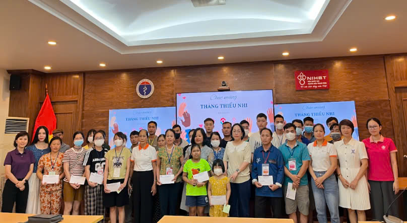 TRAO QUÀ TẠI BỆNH VIỆN HUYẾT HỌC TRUNG ƯƠNG NHÂN DỊP THÁNG THIẾU NHI