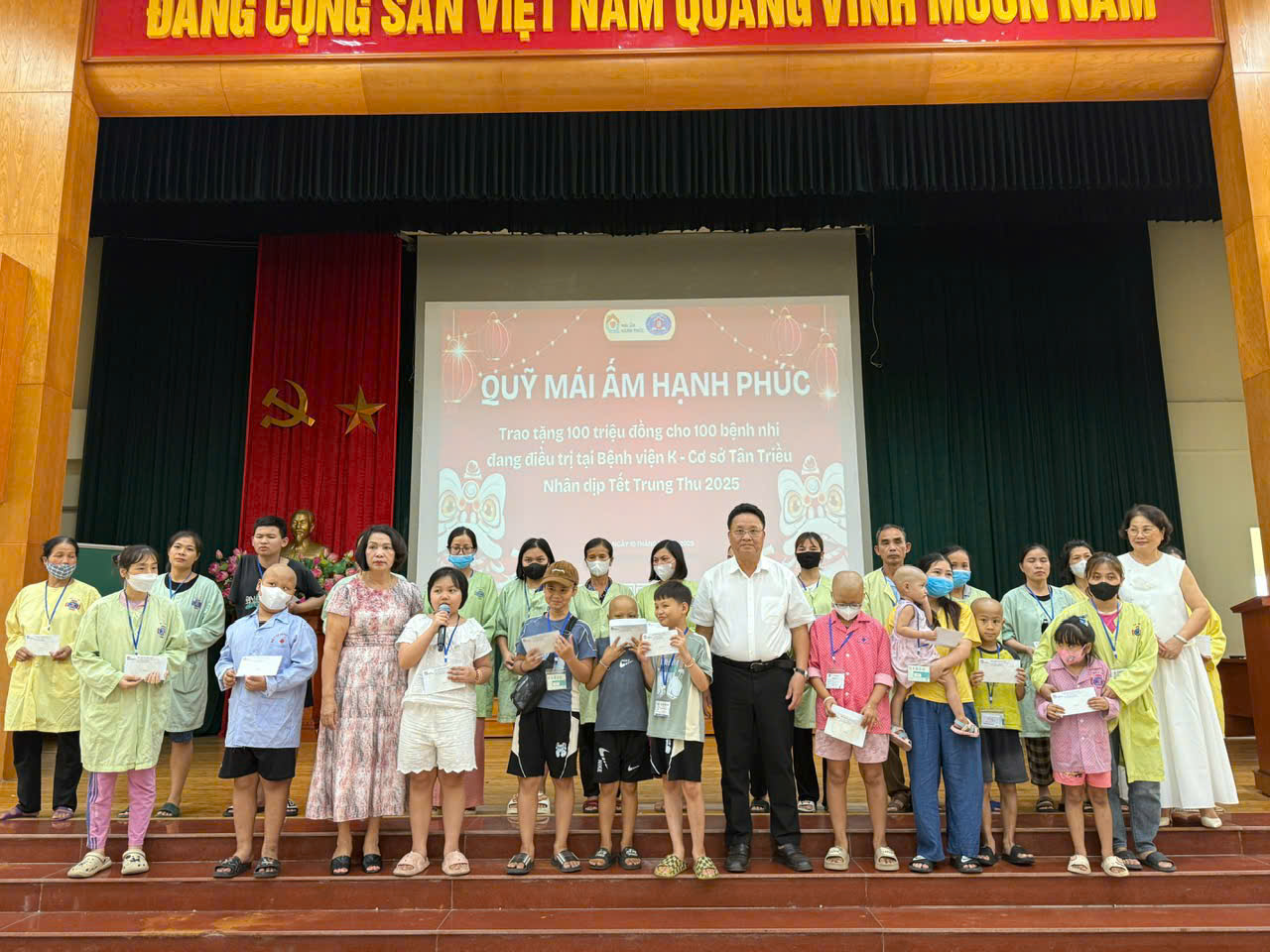 QUỸ MÁI ẤM HẠNH PHÚC TRAO TẶNG 100 SUẤT QUÀ TRỊ GIÁ 100 TRIỆU ĐỒNG CHO CÁC BỆNH NHI TẠI BỆNH VIỆN K NHÂN DỊP TRUNG THU 2025