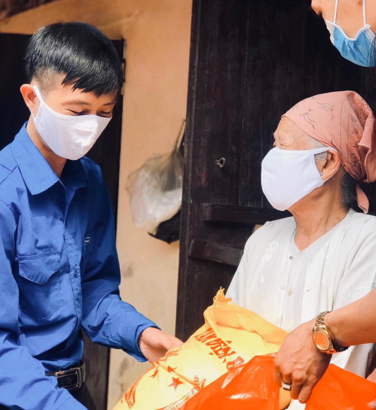 HỖ TRỢ 500 SUẤT QUÀ NHU YẾU PHẨM ĐẾN NGƯỜI DÂN BÌNH DƯƠNG