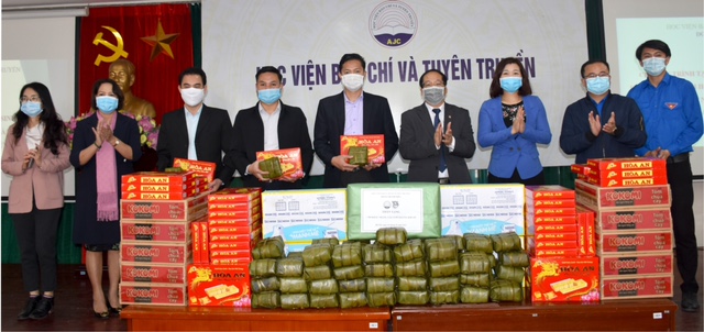 HỖ TRỢ TẾT LƯU HỌC SINH LÀO