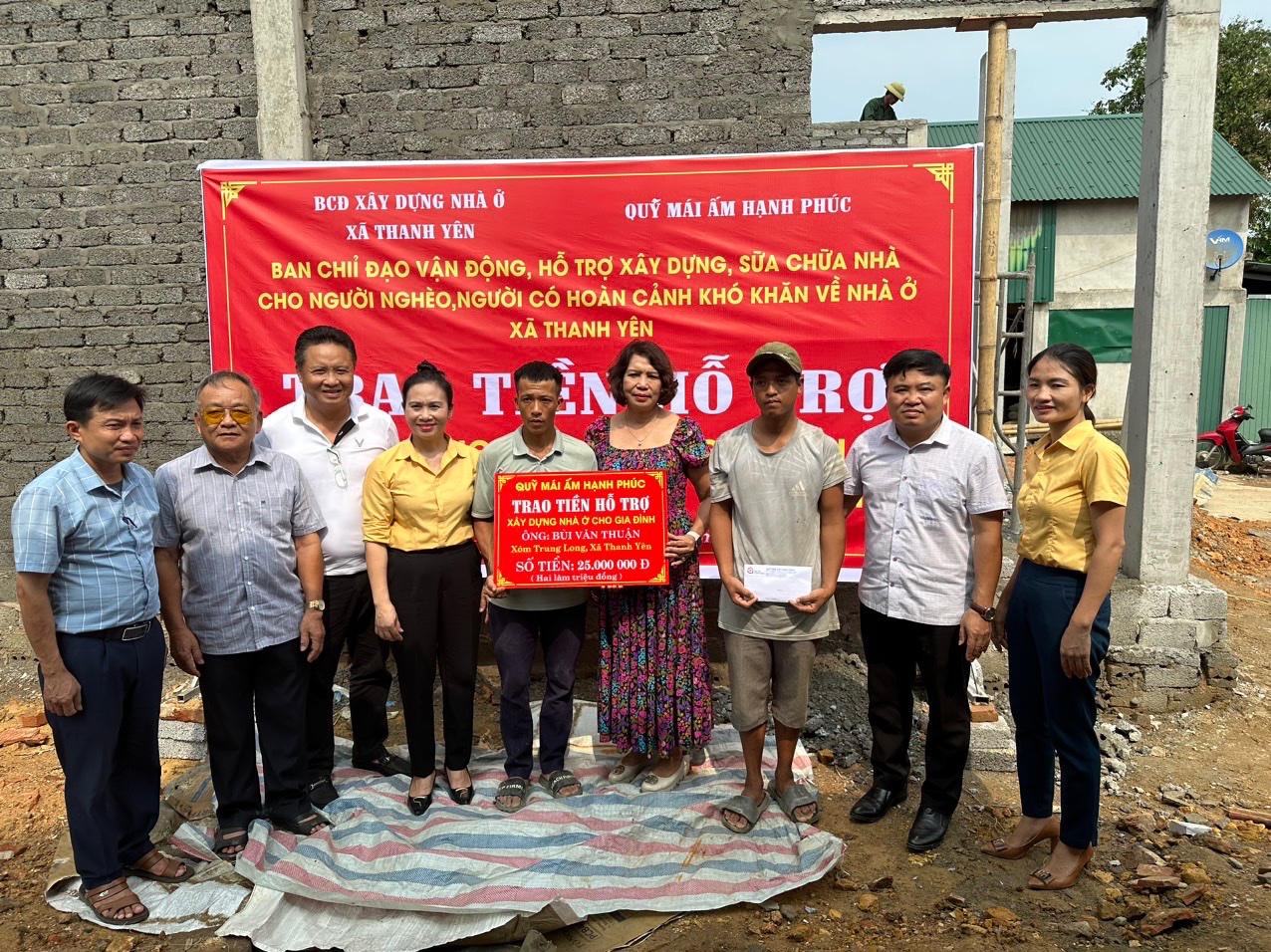 TRAO HỖ TRỢ XÂY DỰNG 15 NGÔI NHÀ TÌNH NGHĨA,  TÌNH THƯƠNG, BÁC ÁI, ĐẠI ĐOÀN KẾT TRÊN QUÊ HƯƠNG BÁC HỒ