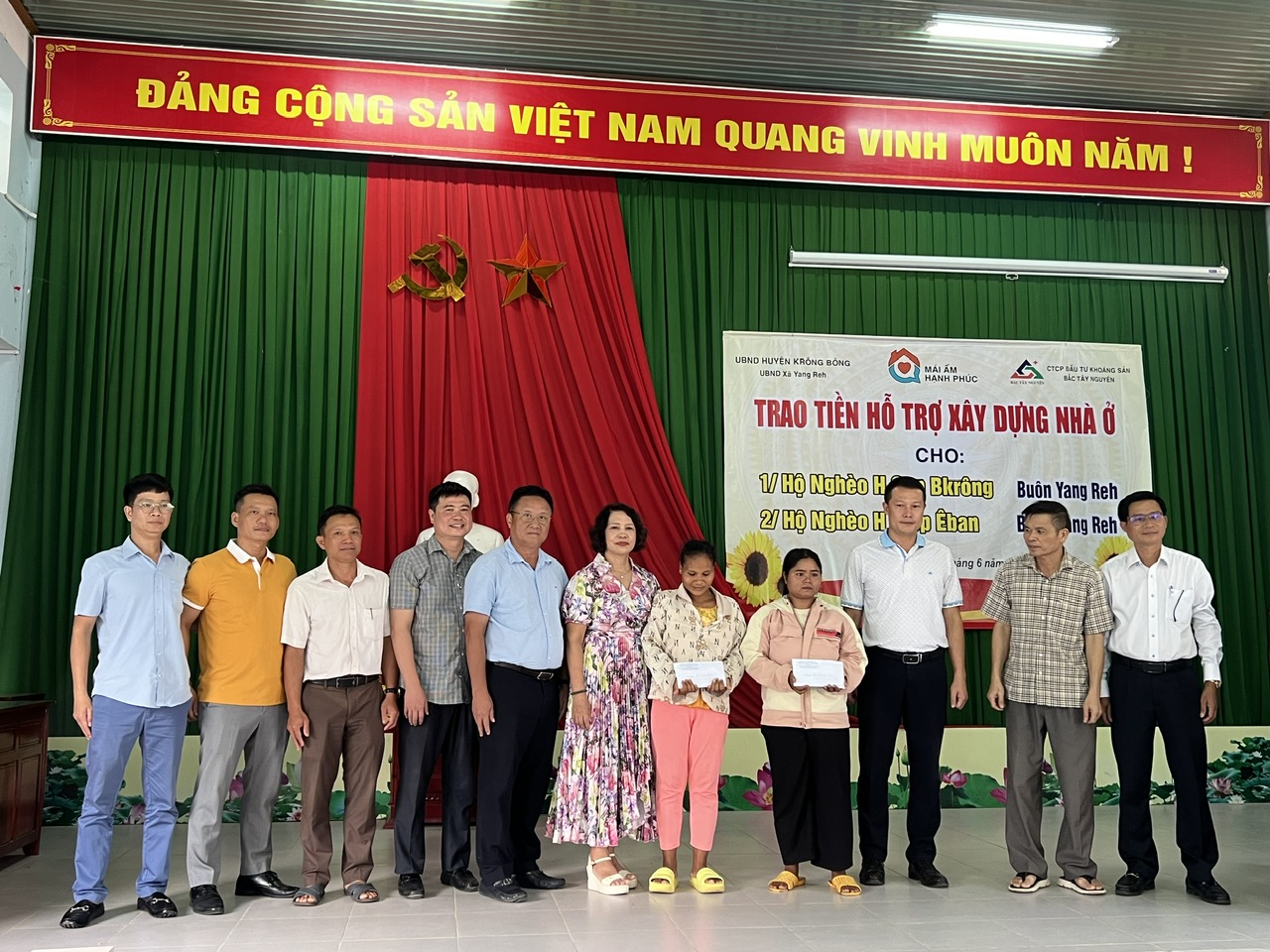 TRAO HỖ TRỢ XÂY DỰNG 10 NGÔI NHÀ TÌNH NGHĨA, TÌNH THƯƠNG VỚI GIÁ TRỊ 500 TRIỆU ĐỒNG TRÊN ĐỊA BÀN HUYỆN KRÔNG BÔNG, TỈNH ĐẮK LẮK