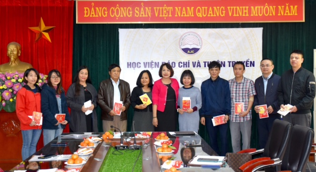 TRAO HỌC BỔNG CHO SINH VIÊN NGHÈO VƯỢT KHÓ - HỌC VIỆN BÁO CHÍ VÀ TUYÊN TRUYỀN