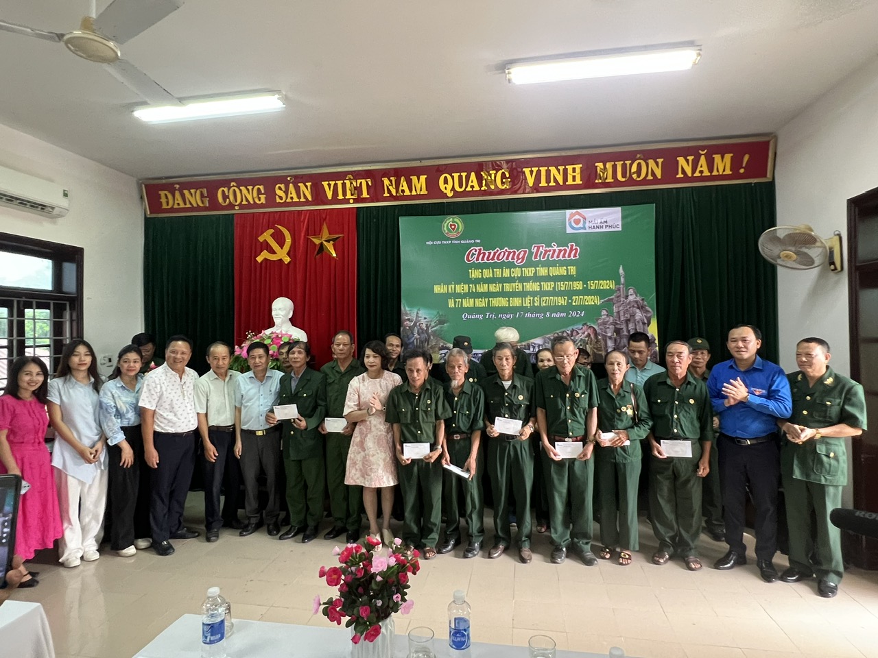 TRAO 200 SUẤT QUÀ TRI ÂN CỰU THANH NIÊN XUNG PHONG, GIA ĐÌNH CHÍNH SÁCH, HỘ NGHÈO TRÊN ĐỊA BÀN TỈNH QUẢNG TRỊ