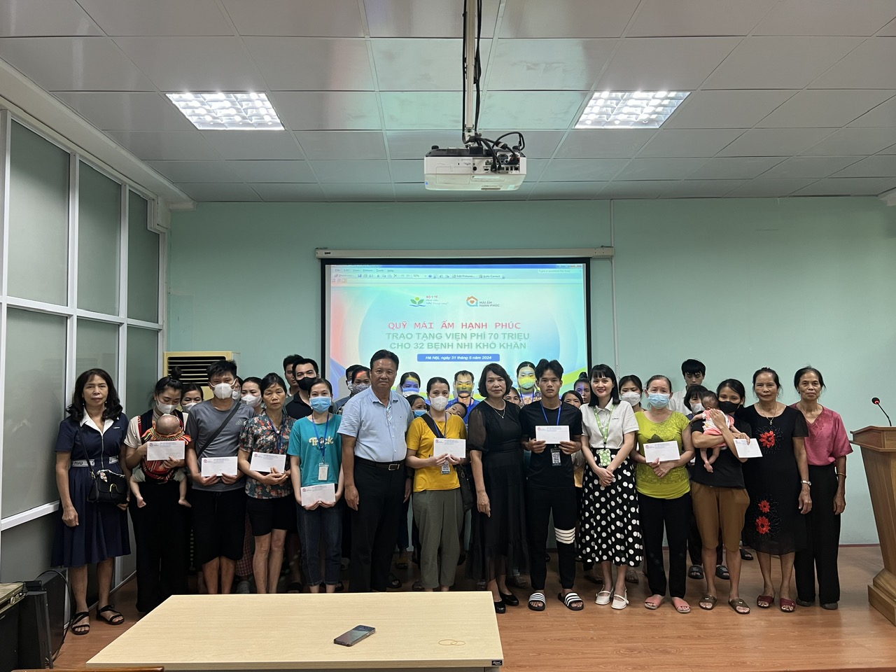 TRAO 04 ĐỢT HỖ TRỢ VỚI 123 SUẤT TRỊ GIÁ 323 TRIỆU ĐỒNG CHO CÁC BỆNH NHÂN NHI ĐANG ĐIỀU TRỊ TẠI CÁC BỆNH VIỆN TUYẾN CUỐI Ở HÀ NỘI (BỆNH VIỆN NHI TRUNG ƯƠNG, BỆNH VIỆN BẠCH MAI, VIỆN HUYẾT HỌC VÀ TRUYỀN MÁU TRUNG ƯƠNG) VÀ TỔ CHỨC CHO HÀNG TRĂM LƯỢT BỆNH NHI
