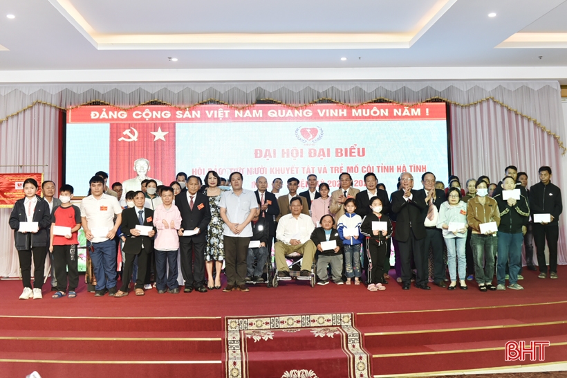 TRAO 100 SUẤT QUÀ CHO NGƯỜI KHUYẾT TẬT, TRẺ EM MỒ CÔI HÀ TĨNH