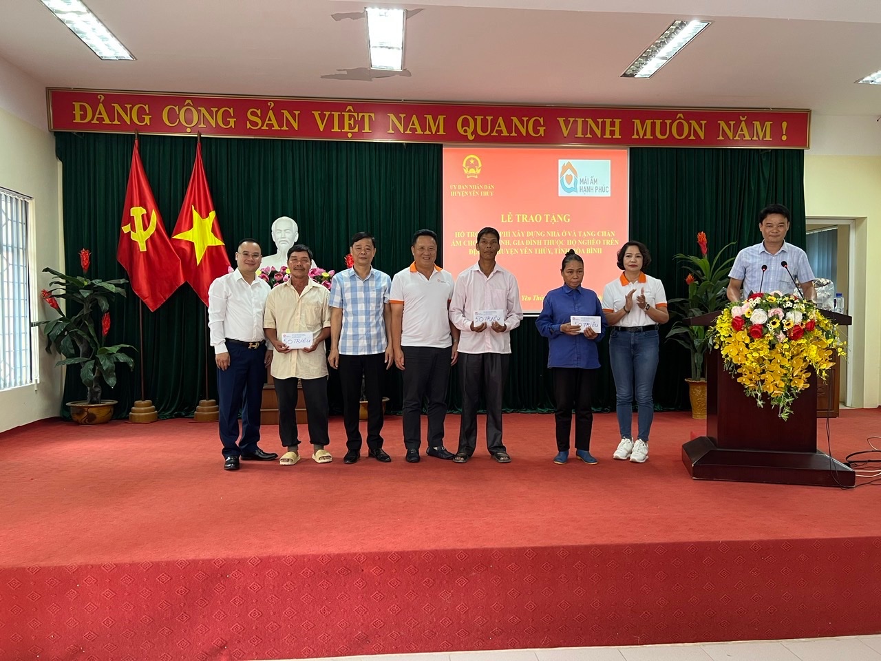 TRAO HỖ TRỢ 3 CĂN NHÀ ĐẠI ĐOÀN KẾT CHO NGƯỜI MƯỜNG VÀ 500 CHĂN ẤM MÙA ĐÔNG CHO HỌC SINH LÀ CON EM GIA ĐÌNH HỘ NGHÈO HUYỆN YÊN THỦY, TỈNH HÒA BÌNH