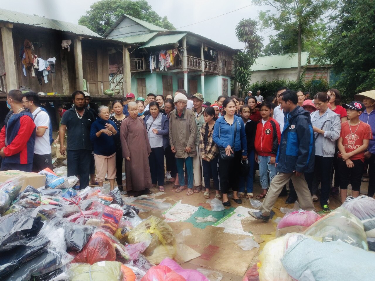 HỖ TRỢ ĐỒNG BÀO LŨ LỤT MIỀN TRUNG