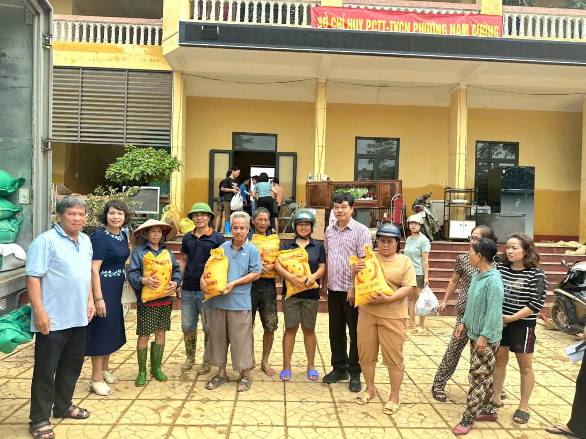 TRAO HỖ TRỢ 10 TẤN GẠO, THUỐC CHỮA BỆNH, NHU YẾU PHẨM TẠI TỈNH YÊN BÁI