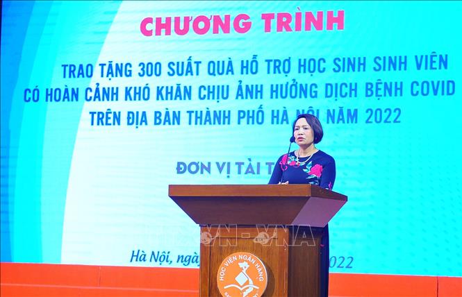 Bà Nguyễn Thị Tố Quyên - Giám đốc của Quỹ mái ấm hạnh phúc phát biểu trong một chương trình trao quà hỗ trợ sinh viên khó khăn do chịu ảnh hưởng của dịch Covid 19