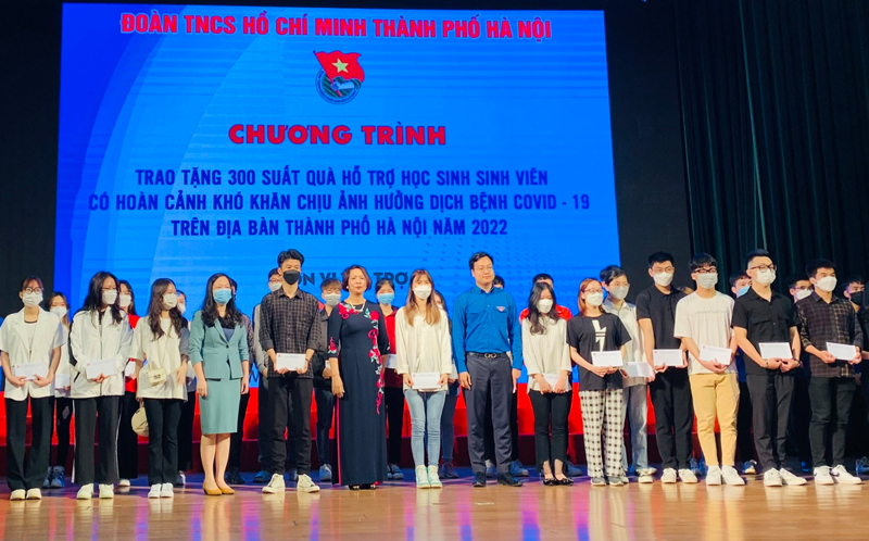 Đại diện Quỹ mái ấm hạnh phúc và Thành đoàn Hà Nội trao tặng 300 suất quà cho sinh viên khó khăn do chịu ảnh hưởng của dịch Covid 19
