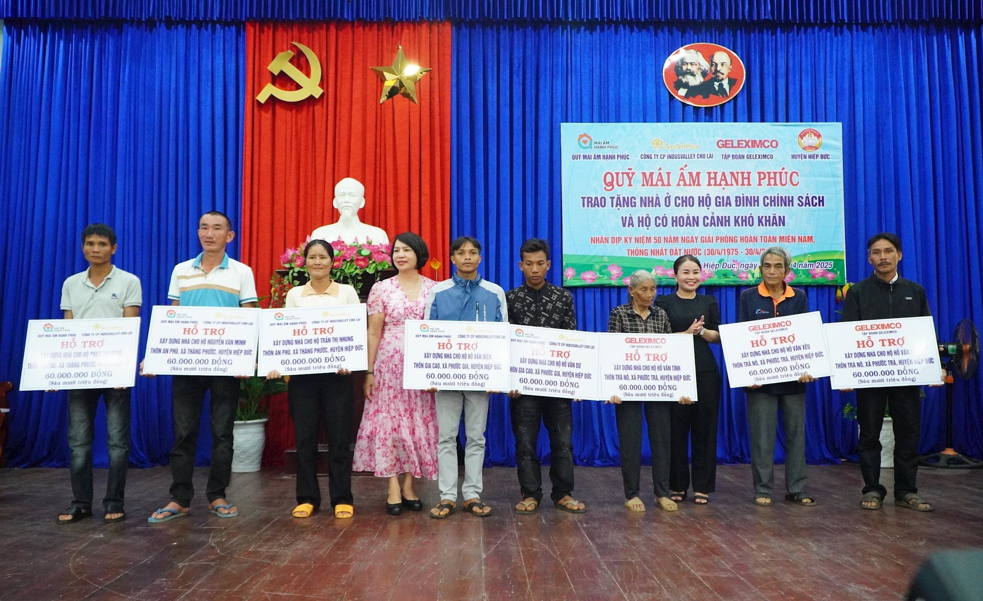 Đại diện nhà tài trợ trao bảng tượng trưng hỗ trợ kinh phí xây dựng nhà cho các hộ dân. Ảnh: TÂM ĐAN