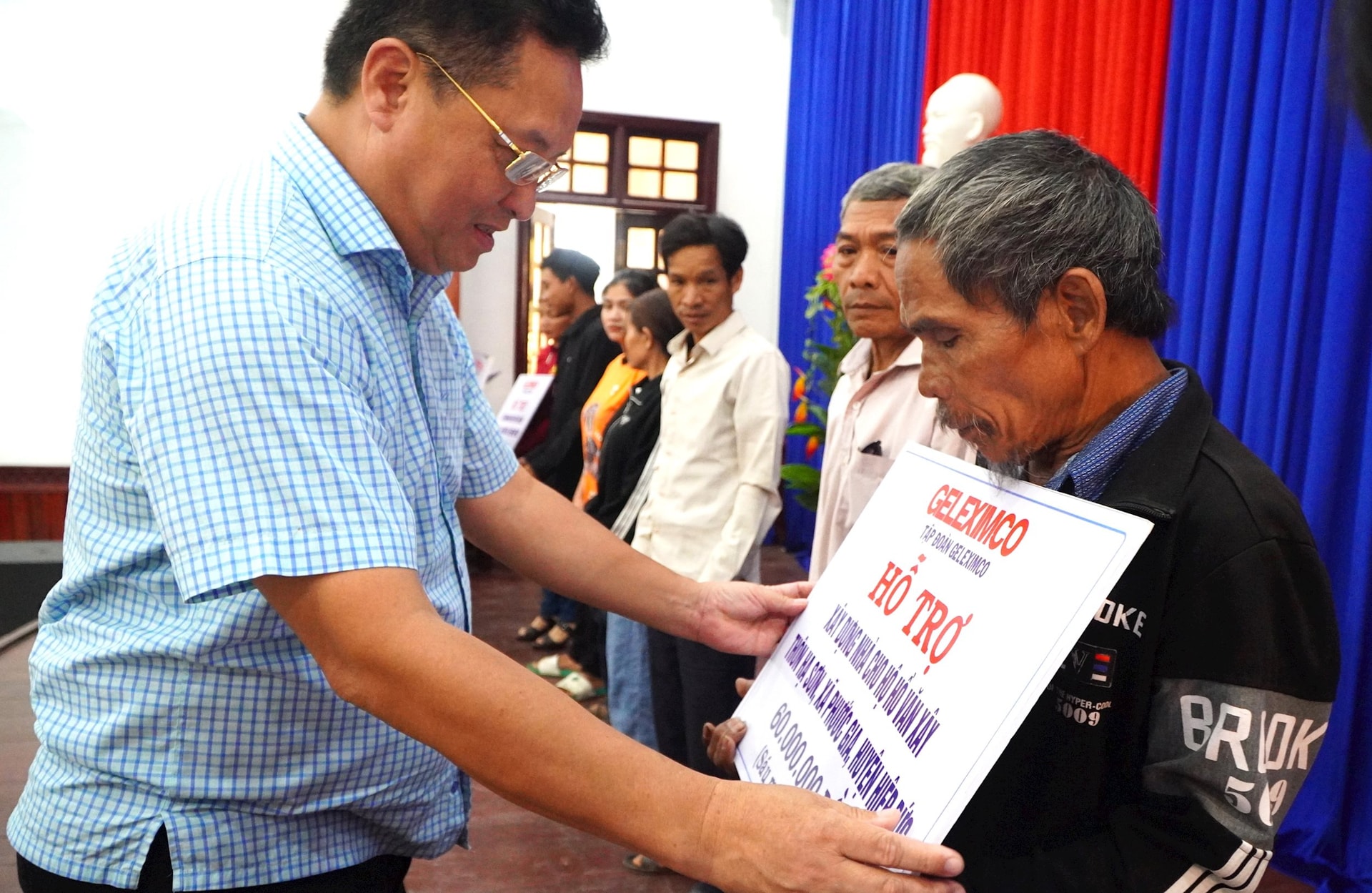 TS.Bùi Mạnh Cường, người sáng lập Quỹ mái ấm hạnh phúc trao bảng tượng trưng hỗ trợ kinh phí xây dựng nhà cho các hộ dân. Ảnh: TÂM ĐAN