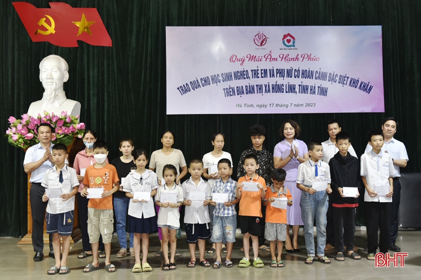 Trao 100 suất quà cho người gặp hoàn cảnh khó khăn ở thị xã Hồng Lĩnh