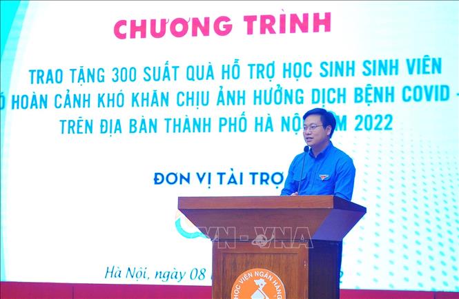 Ông Trần Quan Hưng phát biểu trong buổi trao quà do Quỹ mái ấm hạnh phúc tài trợ